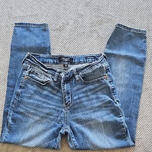 Judy Blue Relaxed Ankle Jeans 29